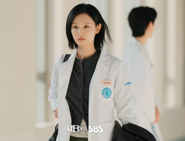 김지원 '닥터X' 첫 방송부터 통쾌했다! 손현주 앞에서도 당당한 천재 외과의사, 2회가 기대되....