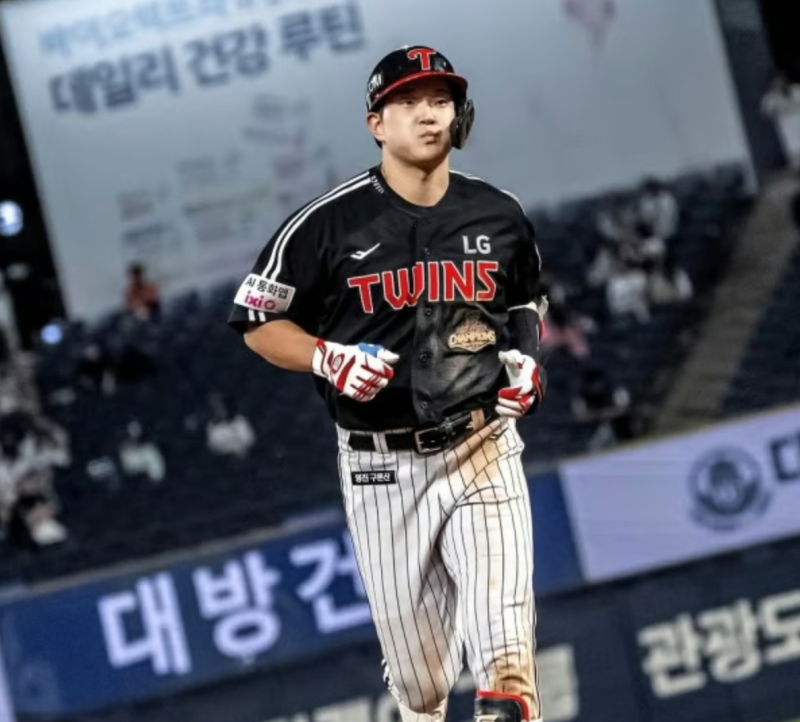 "연장 10회에도 또 쳤다고?" 문정빈 5타수 5안타, LG 3위 희망 살렸다