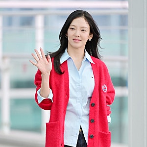 효연 공항패션, 빨간 롱 카디건 하나에 쇼츠·롱부츠…'계약결혼' MC 효리수 리더가 싱가포르 ....