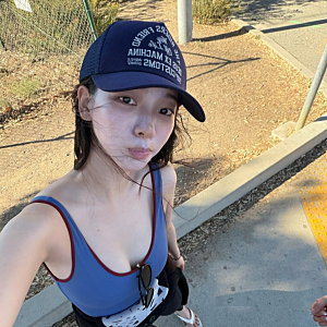 카리나, 청순한 줄만 알았는데…서핑룩에서는 분위기가 달랐다