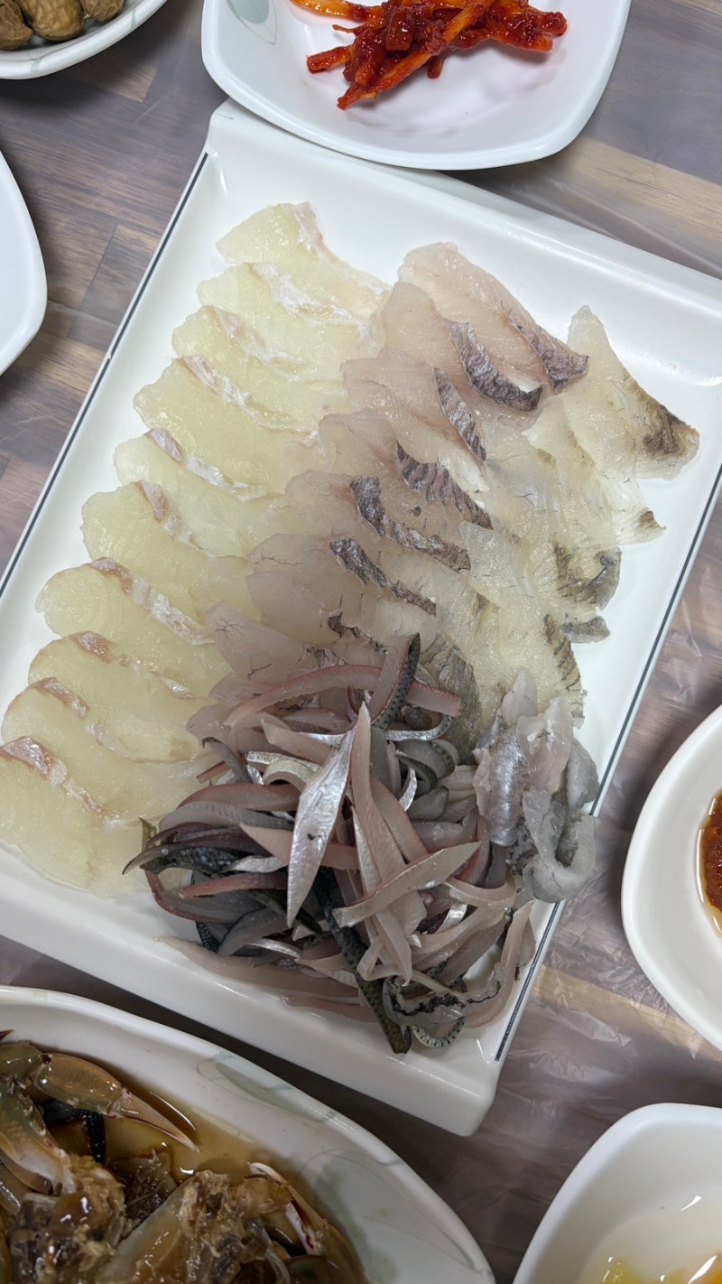 [포항] 영해회식당 | 포항 죽도시장 맛집, 대게/물회 맛집에서 전어 세꼬시 먹기
