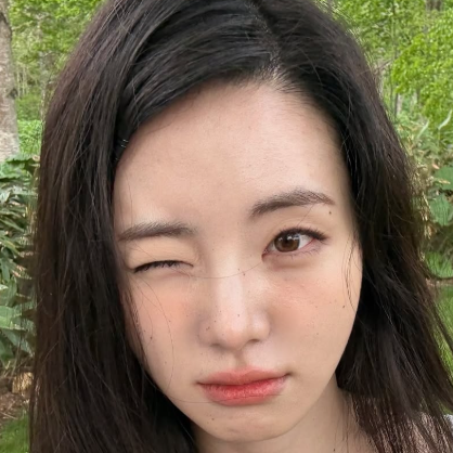 투박한 야상인 줄.. 치마에 레인부츠 신고 분위기 뒤집은 신시아