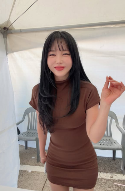 홍진영, 브라운 미니 원피스 입고 근황 공개… 과거 임신설에 했던 말