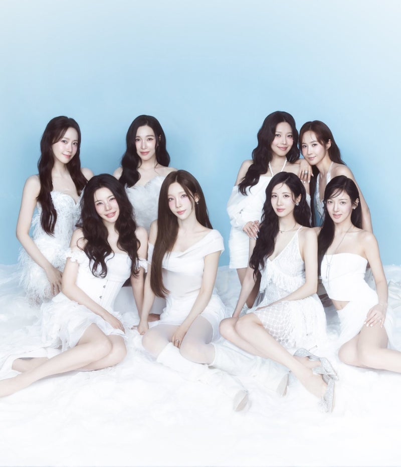 소녀시대 20주년 완전체 활동 예고 ‘2027 시즌그리팅’ 개인별 단독 이미지 및 단체 사진 공....