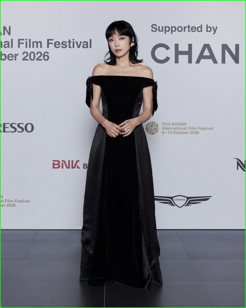 53살이 이 드레스를 입었습니다.. 부산 레드카펫 전도연