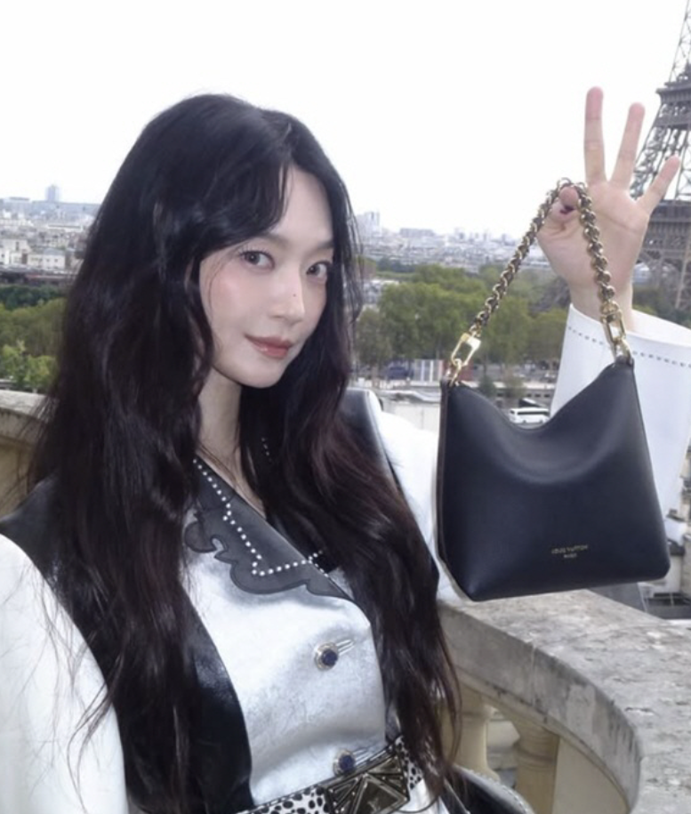 “42세 맞아?” 16살 어린 아이돌 옆에서도 안 꿀린 신민아 파리 근황