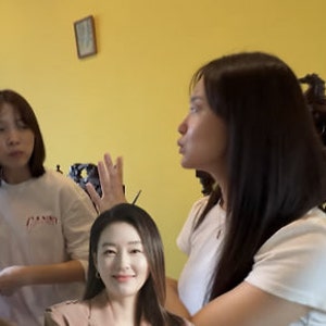 명절 영상 하나에 악플 쏟아진 윤소희, '수양딸'이라더니 박찬홍 감독과 10년 인연 알고 보니....