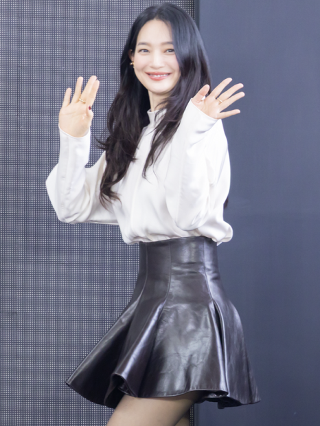 "컴퓨터 그래픽 아니야?" BIFF 뜬 신민아, 보정 없이 찍힌 사진 속 미니스커트 핏의 비밀