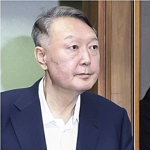 윤석열 전 대통령 부부 영치금 21억 원 수령 및 교도관 개인 비서화 논란
