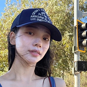 카리나 블루 배색 탱크탑에 데우스 트러커캡 푹 눌러쓴 날, 해변 서핑 무드 이끈 사복 착장 ....