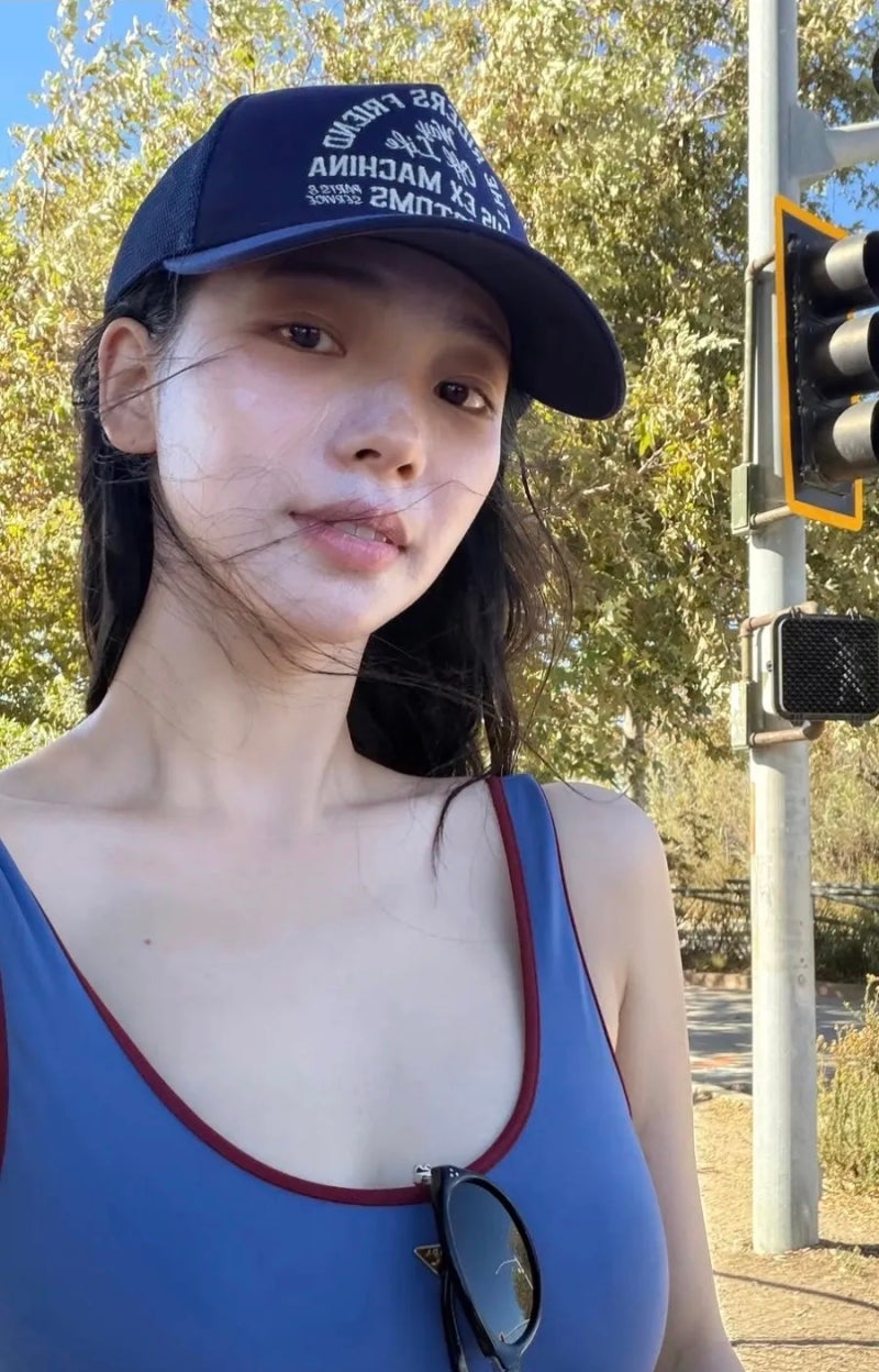 카리나 블루 배색 탱크탑에 데우스 트러커캡 푹 눌러쓴 날, 해변 서핑 무드 이끈 사복 착장 ....