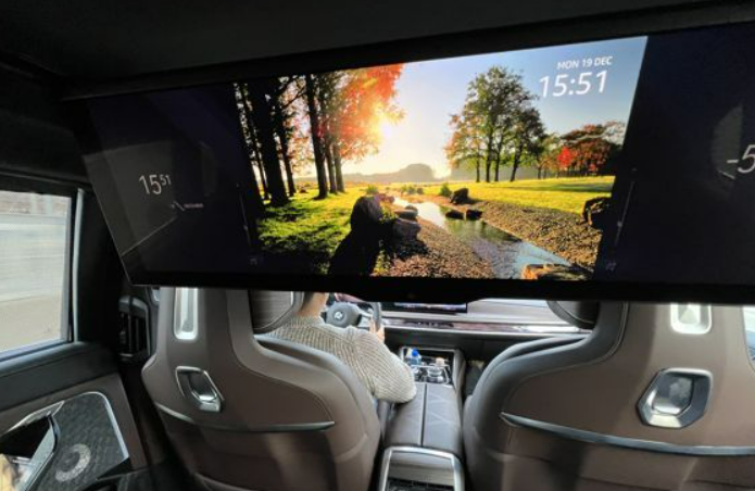 "부분변경인데 이 정도?" BMW 7시리즈 신형, 실내가 통째로 바뀌었다
