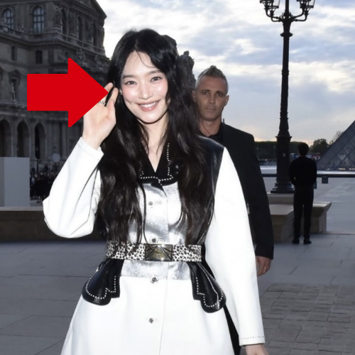 레전드 또한번 갱신 “40대 맞아? ”신민아, 20대 아이돌 옆에서도 시선 잡은 파리 미니스커트....