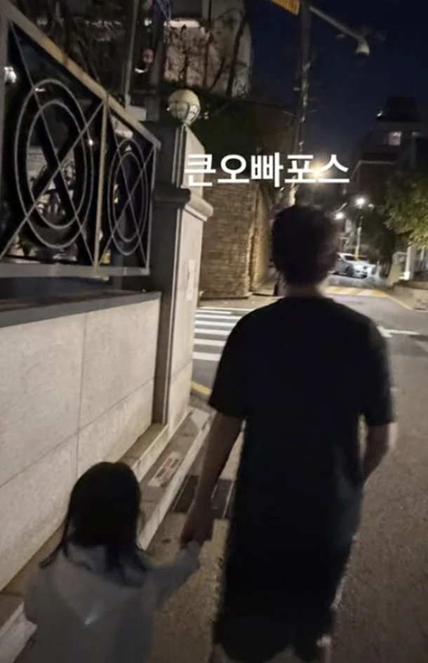 이병헌이민정, 8살 터울 남매 투샷 공개…보기만 해도 흐뭇한 근....