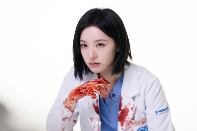 김지원 2년 만에 돌아왔다…'닥터X' 첫 방송부터 달라진 분위기, 하얀 마피아의 정체는?