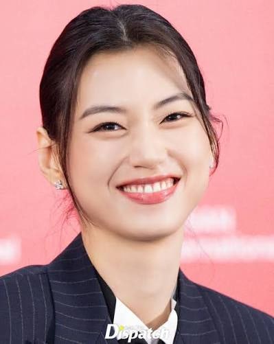 “걸그룹 때는 상상도 못 했다?” 김도연, 부산서 입은 샤넬 블랙 드레스…칸 사진 보니 더 ....