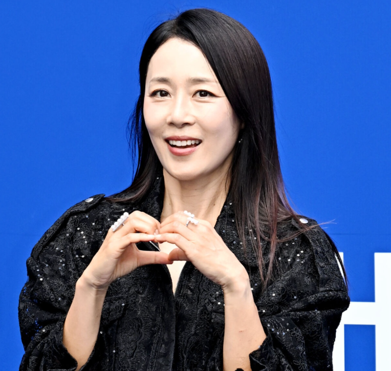 6km 뛰고 철봉까지?.. 영화팀 회식 뒤 운동한 50세 문정희의 크롭 민소매