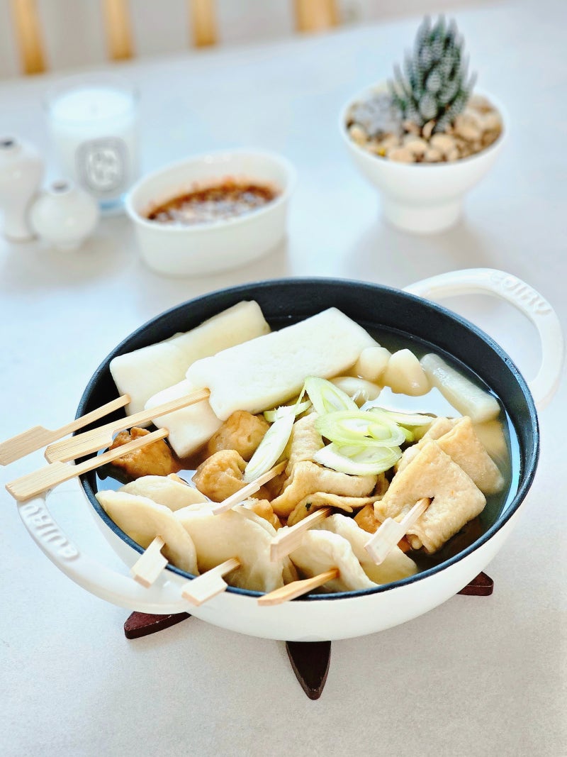 쌀쌀한 날엔 꼬치 어묵 전골이지! 폭신한 한펜을 더한 오뎅탕 레시피
