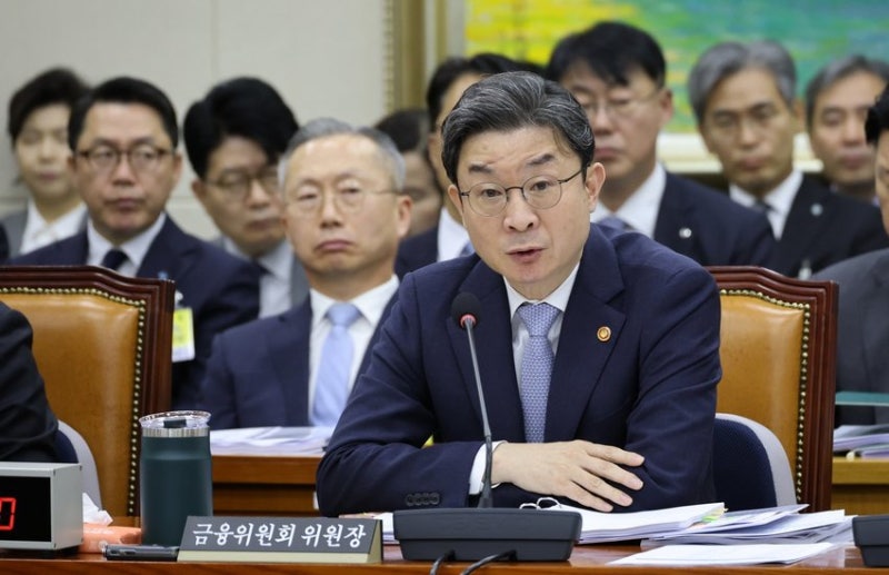 금융위원장이 국감서 고개 숙였습니다, '대응 기본도 안 됐다'고.