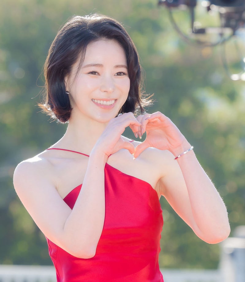 '잘생쁨'이라더니 이번엔 촌스럽다? 레드 드레스 임지연, 단발 논란 뭐길래
