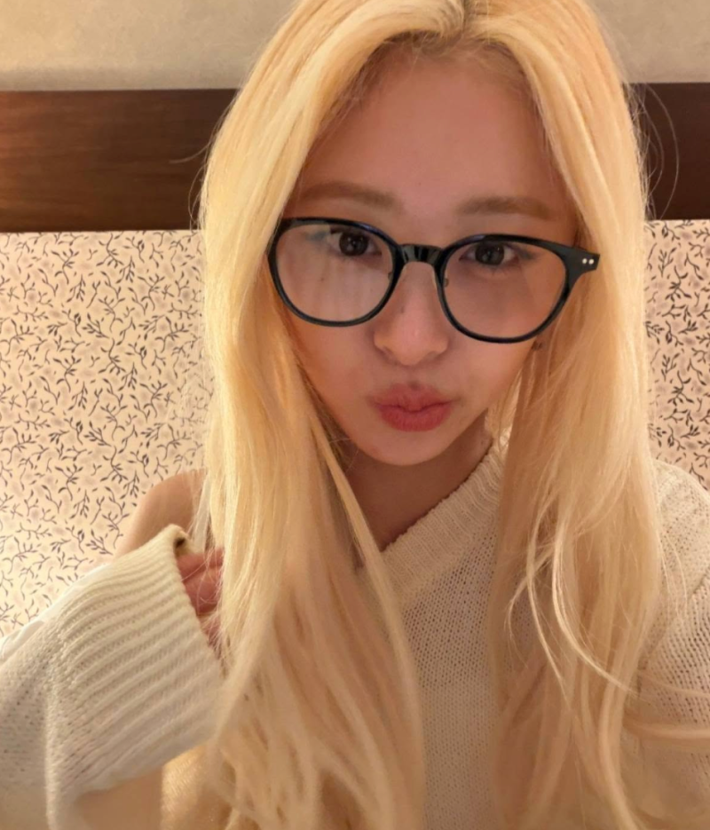 허윤진(르세라핌) 베이지 트렌치에 안경, 생일날 도시를 걸은 클래식 가을룩