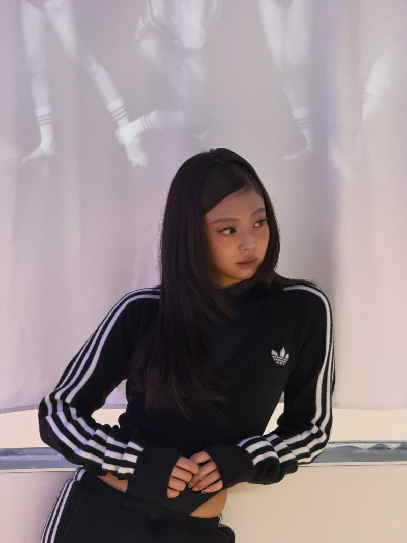“트랙 슈트 한 벌에 50만원?” 제니 아디다스 콜라보 룩, 공식 가격으로 계산해 봤어요