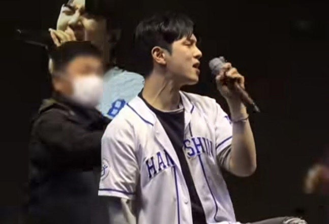 엔플라잉 한신대 축제 무대 난입男, 마이크 걷어차며 위협… 돌발 상황 속 유회승 침착 대처