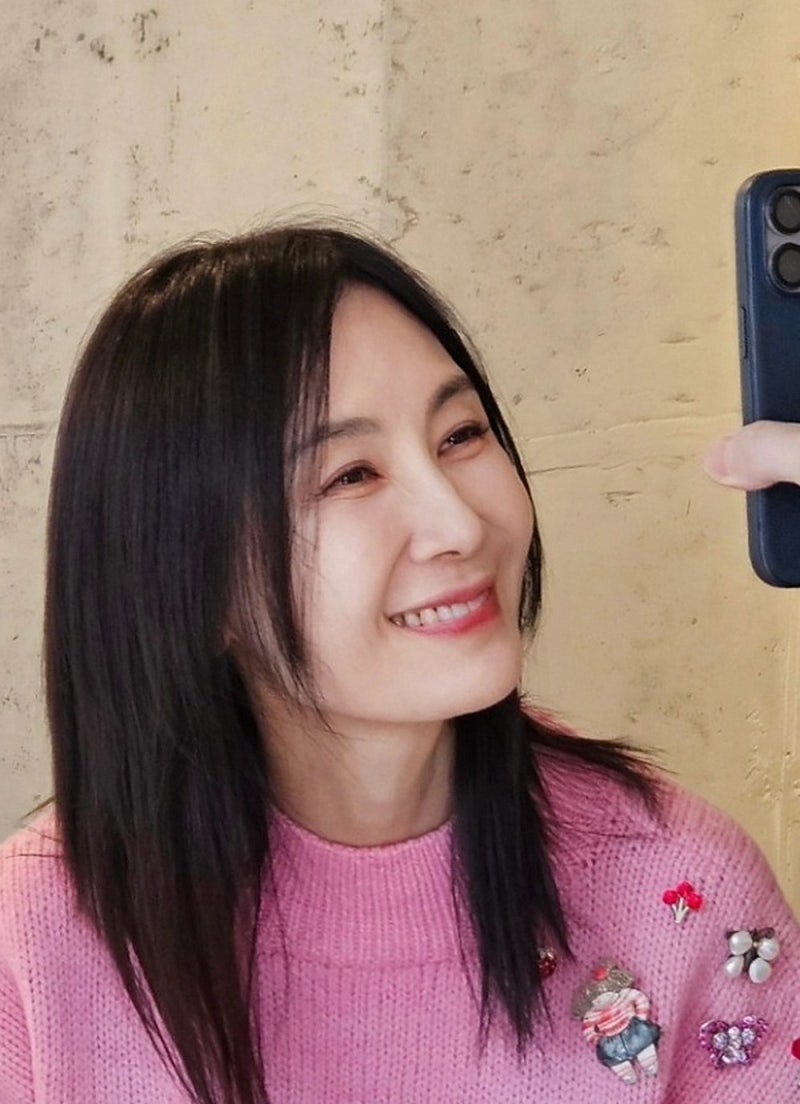 "1968년생이 이 색을?"… 58세 그 배우가 공연장에 바르고 간 새빨간 립, 안지워지는립스틱 안....