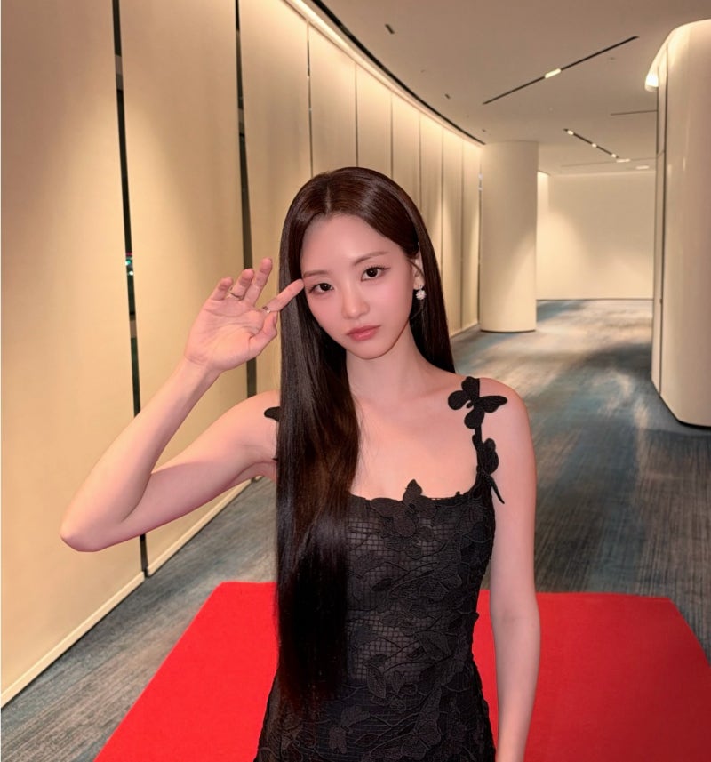 "어깨에 나비가 앉았다?" 조이현 부일영화상 블랙 드레스 어디꺼? 찾아보니 블루마린