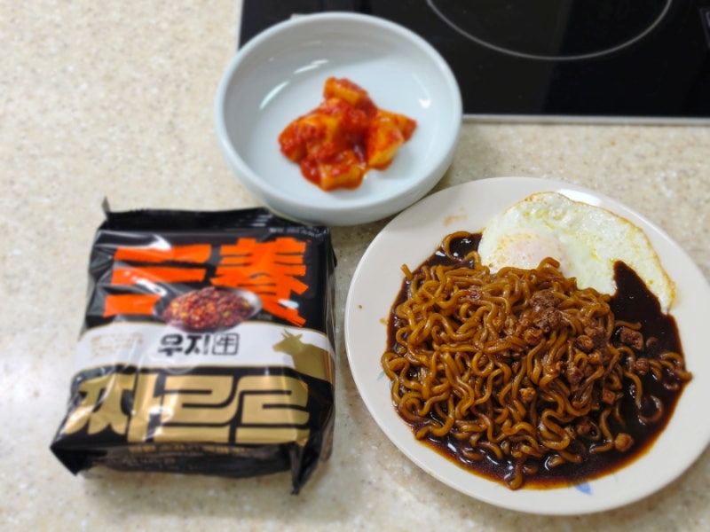 진한 소고기 풍미 가득 삼양 짜르르 우지 짜장라면 리뷰