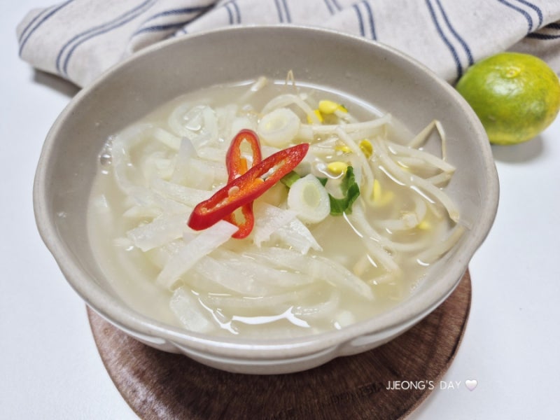 시원하고 구수한 콩나물무국 끓이기, 들기름에 볶은 무로 깊은 맛 내기