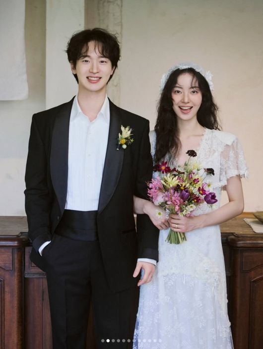 오늘 결혼하는 장동윤·김승윤, 직접 공개한 웨딩화보의 다정한 장면들