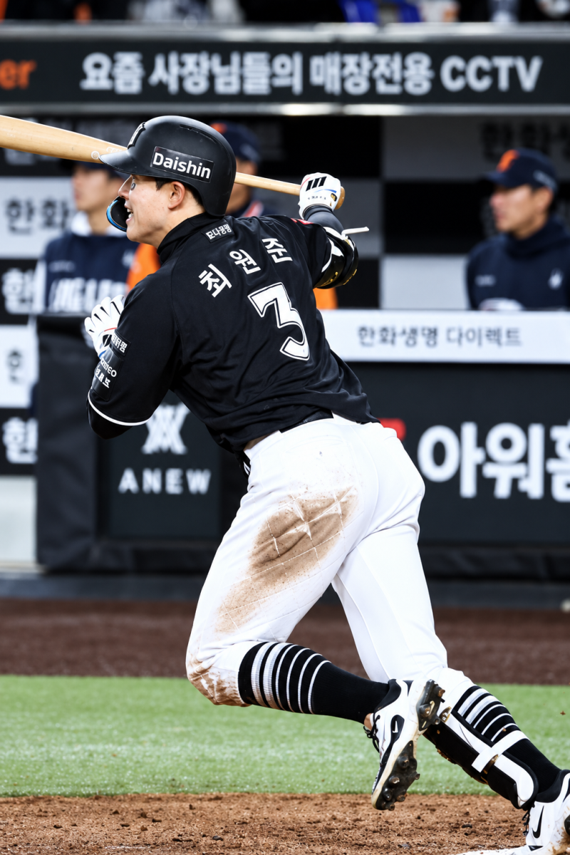 KT 최원준 배트 투척 논란, 프로 입단 11년 차 선수가 볼보이에게 할 행동인가?
