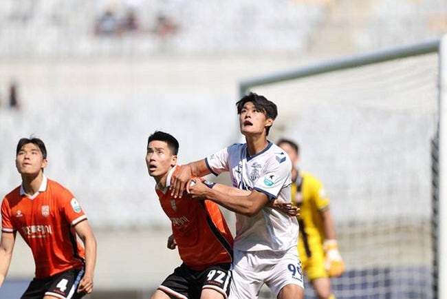 "루이스 해트트릭에 울었다" 수원 삼성 10경기 무패…안산 4-1 꺾고 선두 지킨 1위의 반전