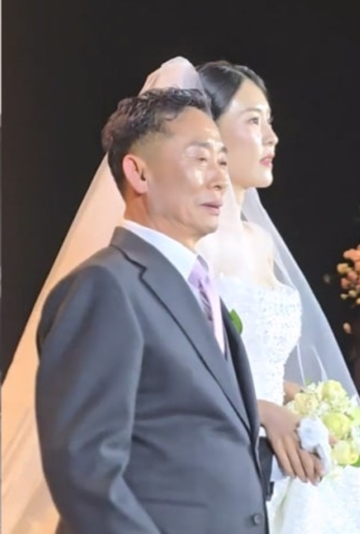 한윤서, 2살 연상과 결혼…김지민 부케 받은 지 1년 만에 진짜 신부 됐다