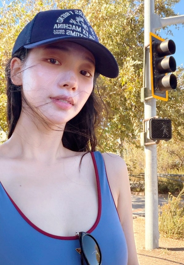 “무려 말리부”.. 서핑하러 갔다가 민낯 셀카 한 장으로 난리 난 26살 아이돌