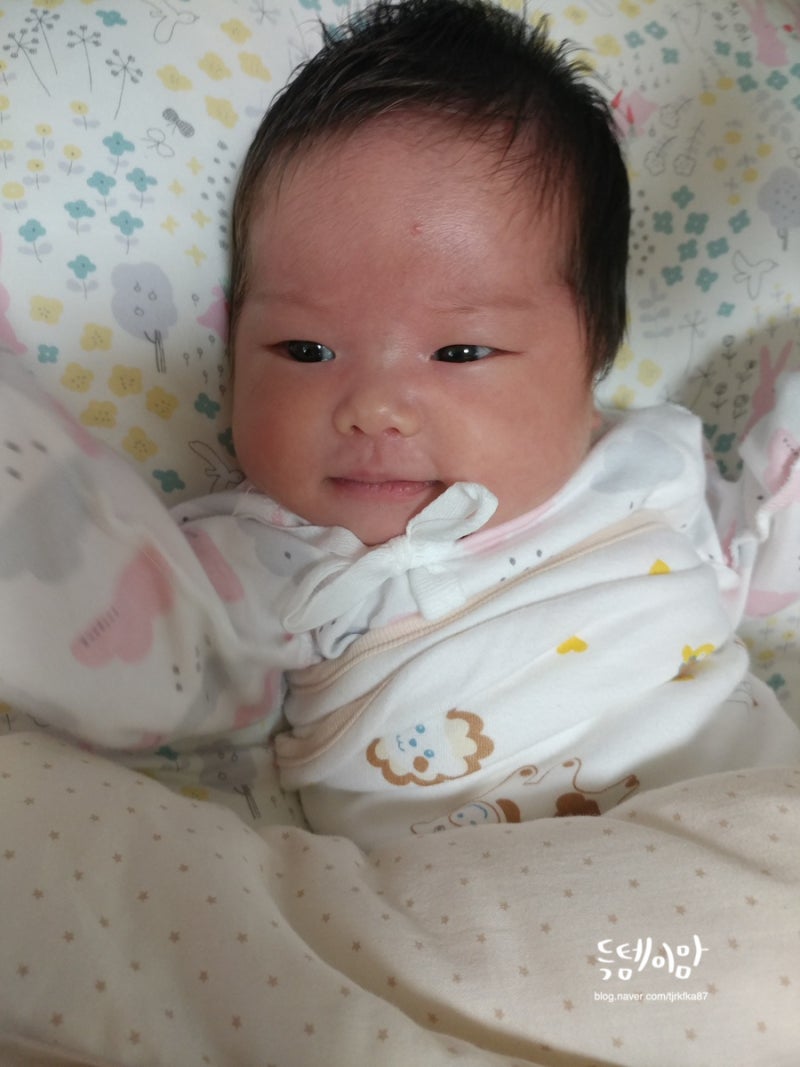 신생아 눈 초점 언제부터 맞을까? 초점 시기와 사시처럼 보이는 이유