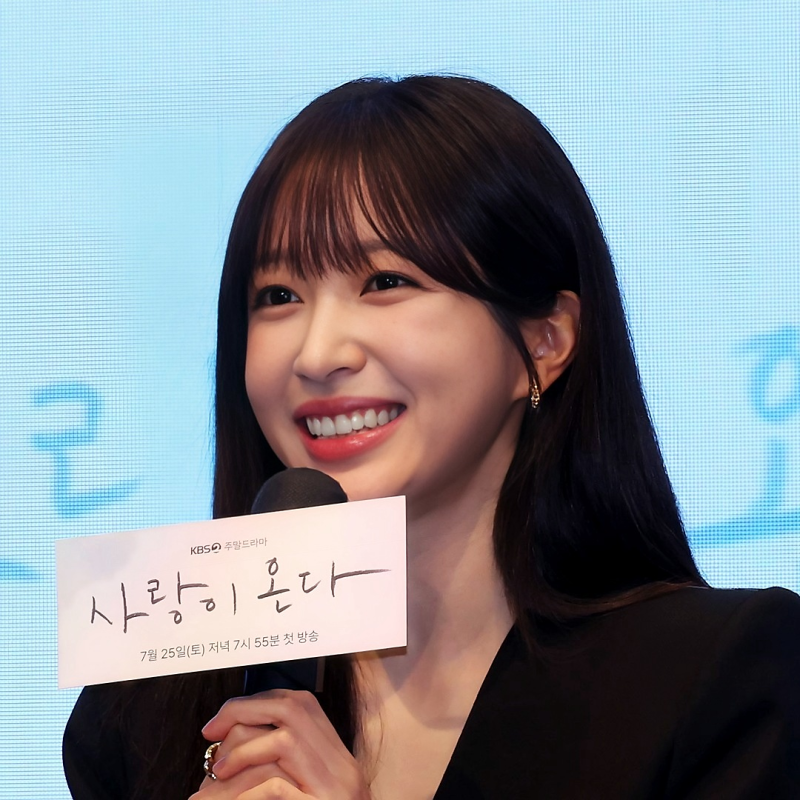 '시청률 14.7%' 그 여배우.. '사랑이 온다' 하석진 밀어내려 머리부터 발끝까지 두른 '이것'
