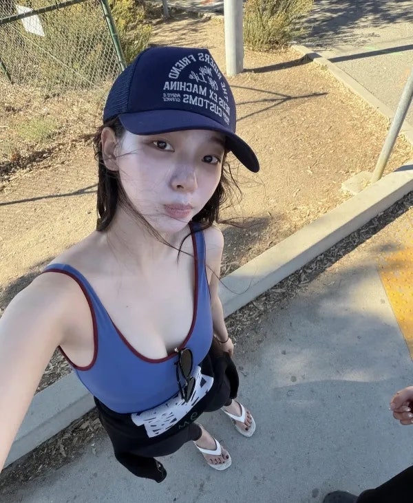 카리나 말리부 근황 난리 난 이유…파란 수영복에 민낯 셀카까지, 반전 서핑룩