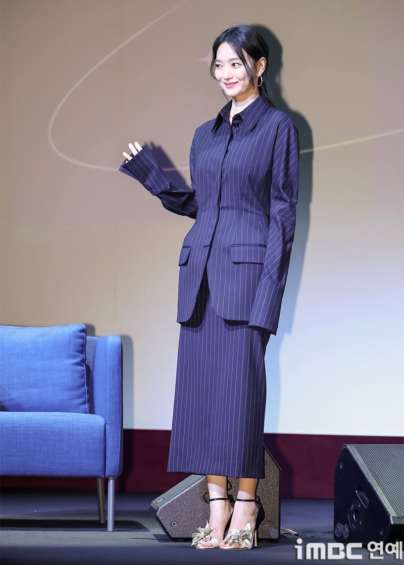 신민아, 부산국제영화제에서 보여준 반전 패션! 셔츠 재킷과 꽃 장식 슈즈의 파격 조합!