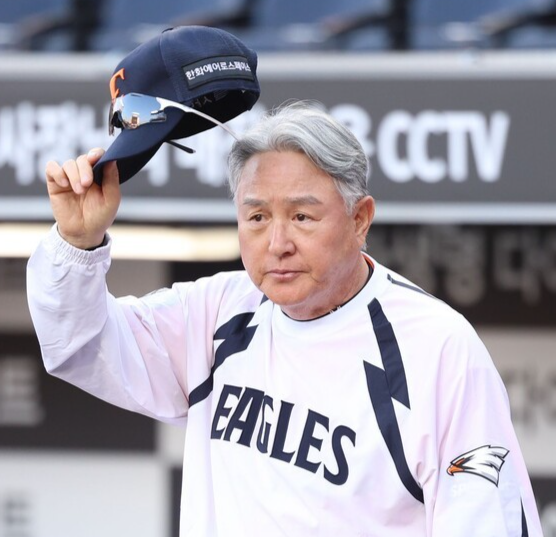 지난해 한국시리즈 준우승한 한화, 김경문과 결별한 이유는 뭘까
