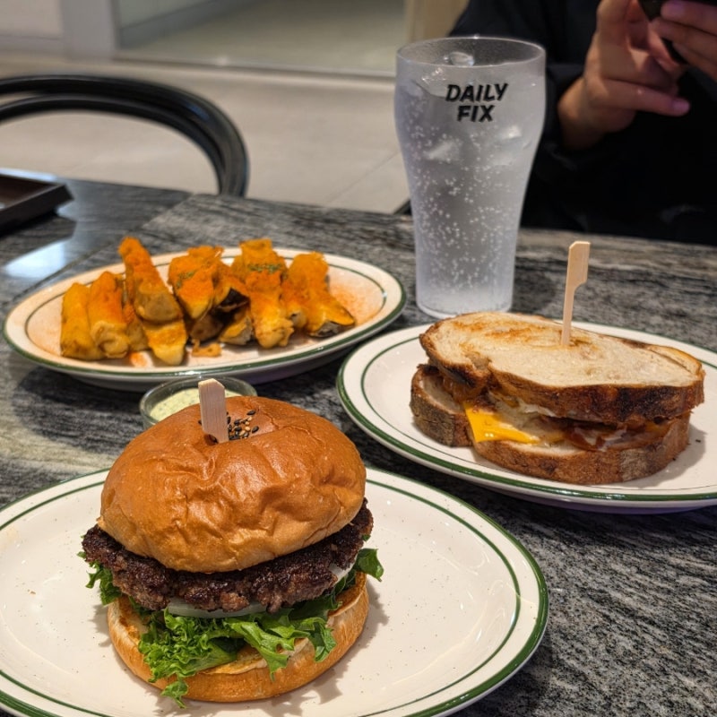 한남동 맛집 수제버거 데일리픽스 클래식버거 폴드포크샌드위치 가지튀김 후기