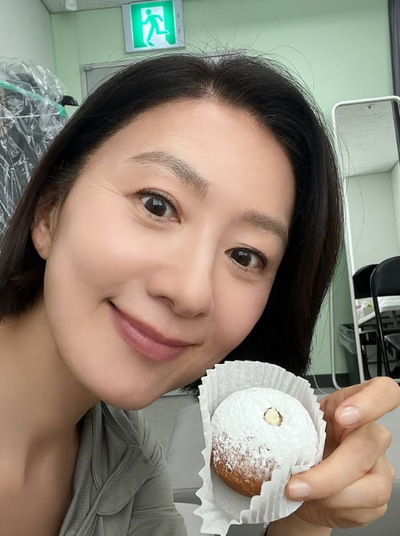 59세 김희애, 디저트 들고 찍은 셀카 한 장… 근접 사진에도 놀라운 동안 미모