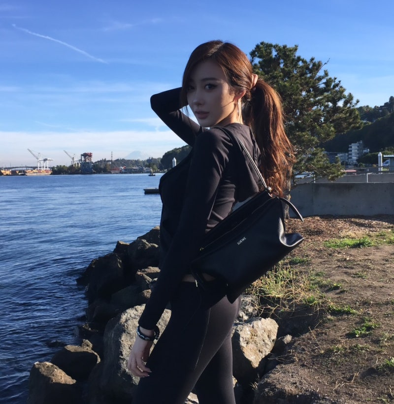 지젤 로에베 가방, 올블랙 룩에 툭 걸친 스몰 위스커 백