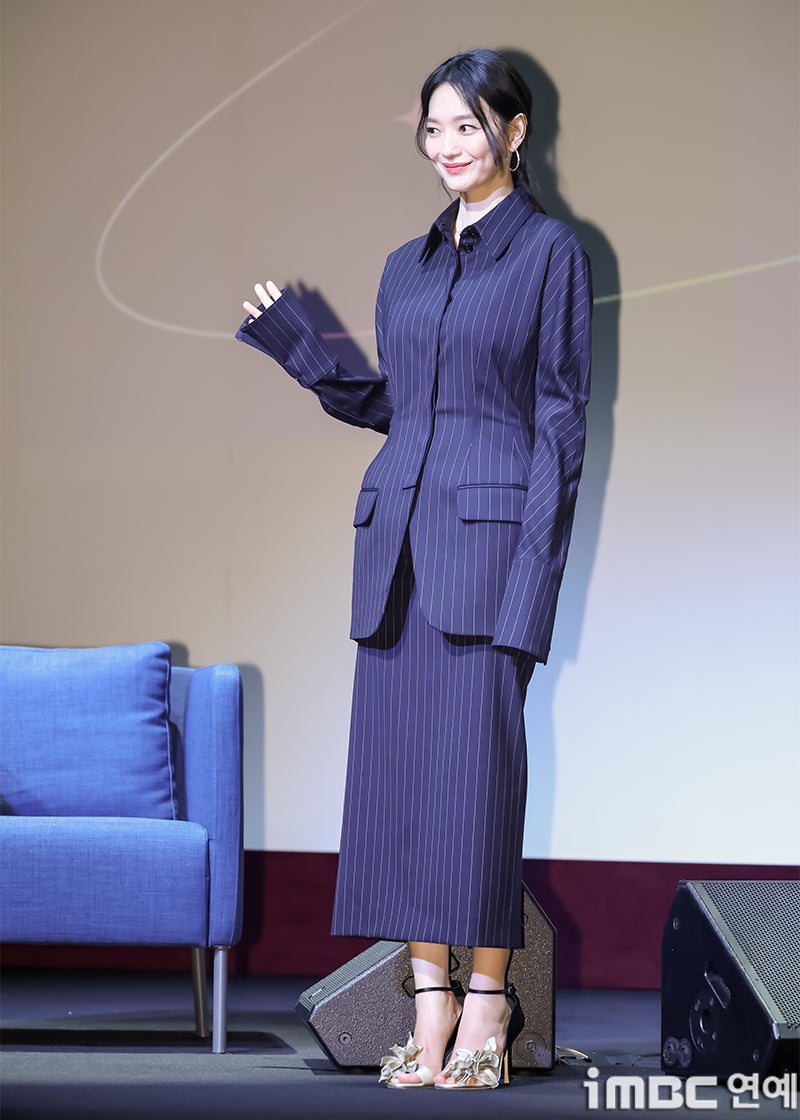 신민아 부산국제영화제 패션, 단정한 슈트에 꽃 장식 신발이라니