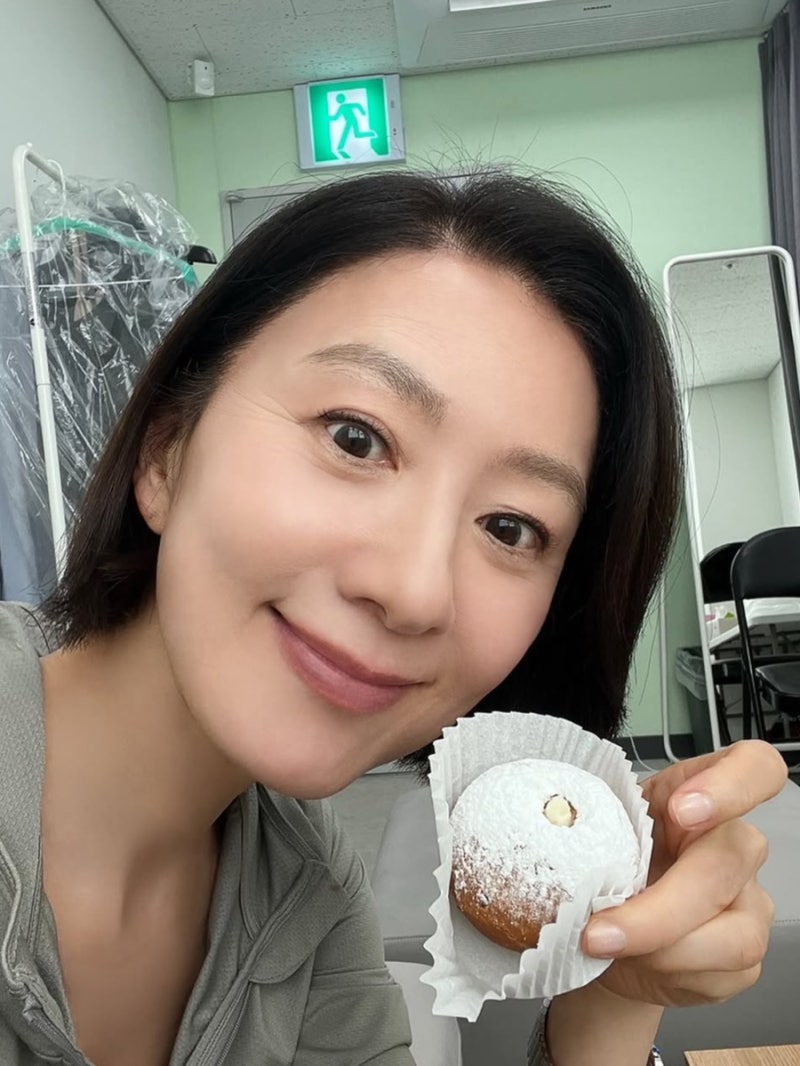 “59세 맞아? 급속노화라고 난리더니…” 김희애 근접 셀카 공개