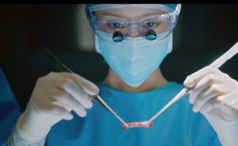 닥터X 2회, 김지원 정체 결국 들통났다 두 췌장암 수술 끝낸 뒤 7년 전 쿠바 닥터X 기록까지 발....