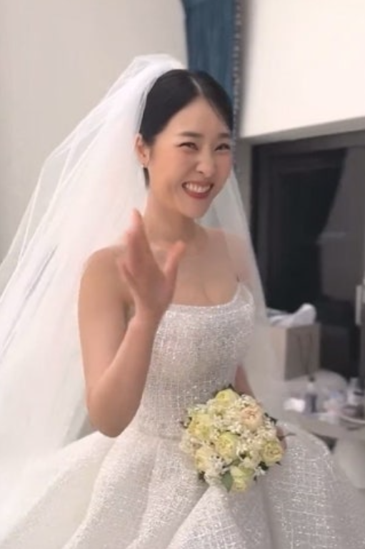 “김지민 부케 받고 진짜 갔다” 한윤서, 2살 연상과 결혼…1년 전 장면 다시 화제