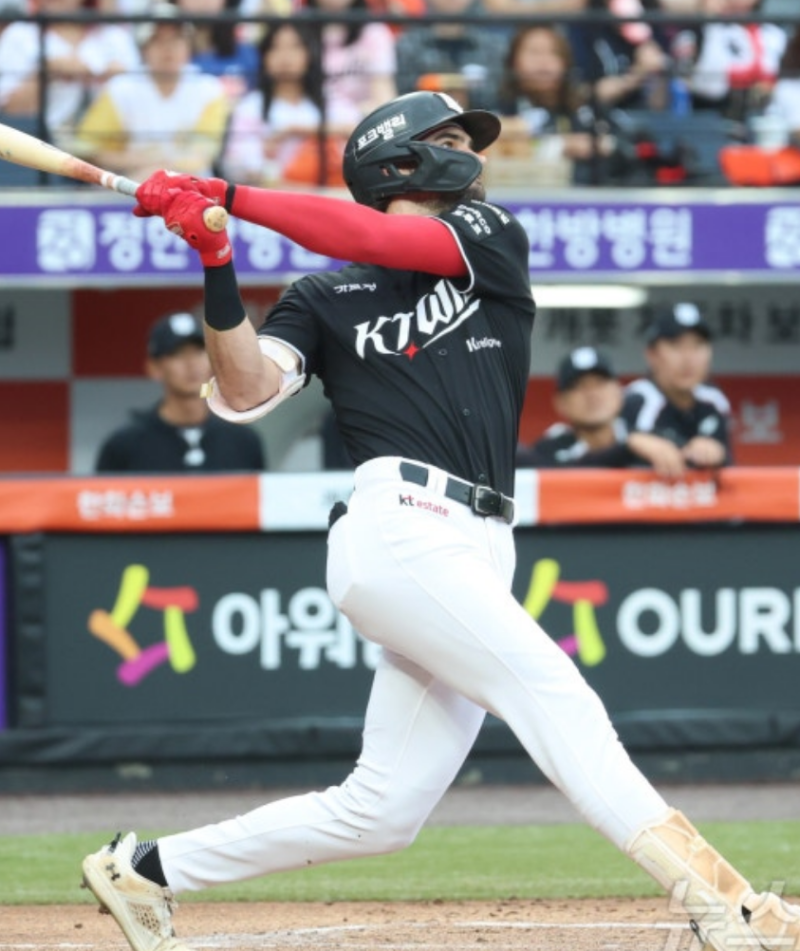KT 힐리어드 근황, 연타석 홈런포 43·44호 대폭발