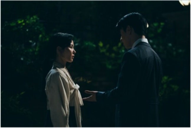 "김유정, 암살 사건 휘말려" 경찰 포위 위기 직면